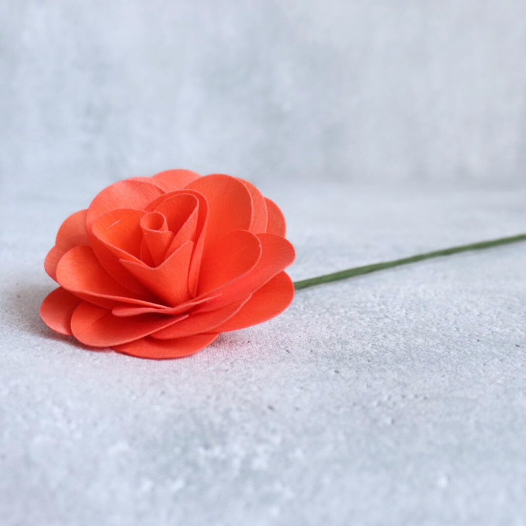 Dekorační dřevěná růže oranžová pro aranžmá a DIY projekty